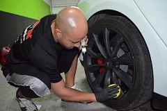 Rim faces cleaned and tires treated with water based, non-sling tire dressing	